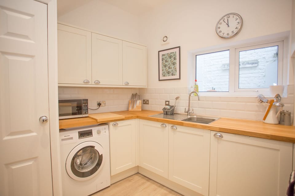 Cottage, Private Bathroom, City View | Shared kitchen