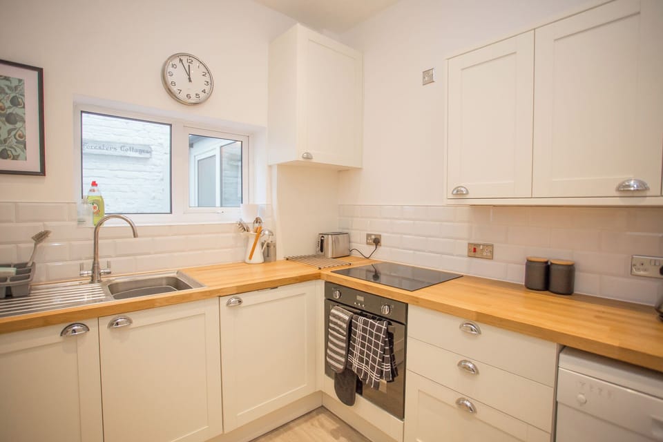 Cottage, Private Bathroom, City View | Shared kitchen