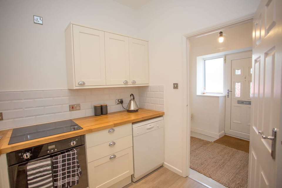 Cottage, Private Bathroom, City View | Shared kitchen