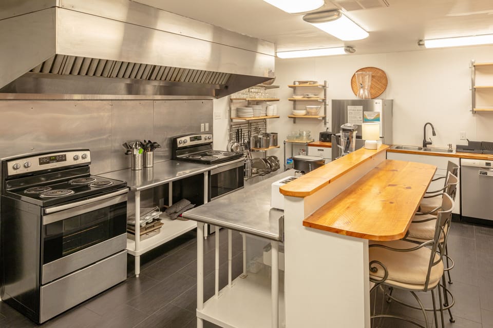 Full-size fridge, microwave, oven, stovetop