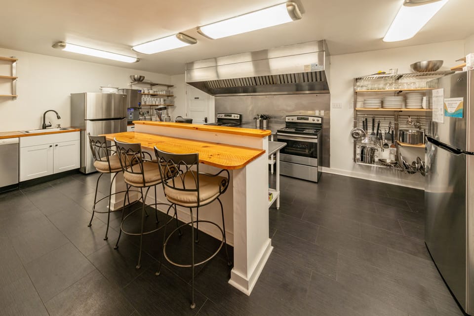 Full-size fridge, microwave, oven, stovetop