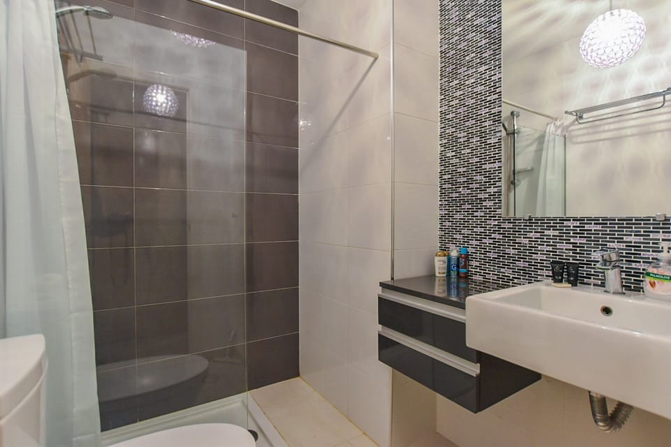 Ensuite shower to master bedroom
