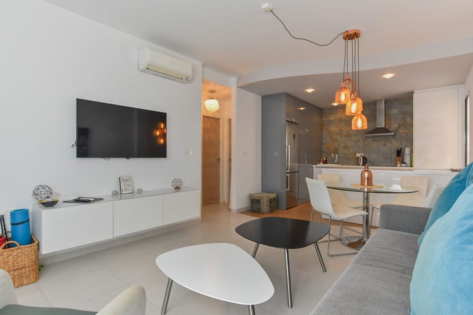 Living room with all channels and FREE WIFI