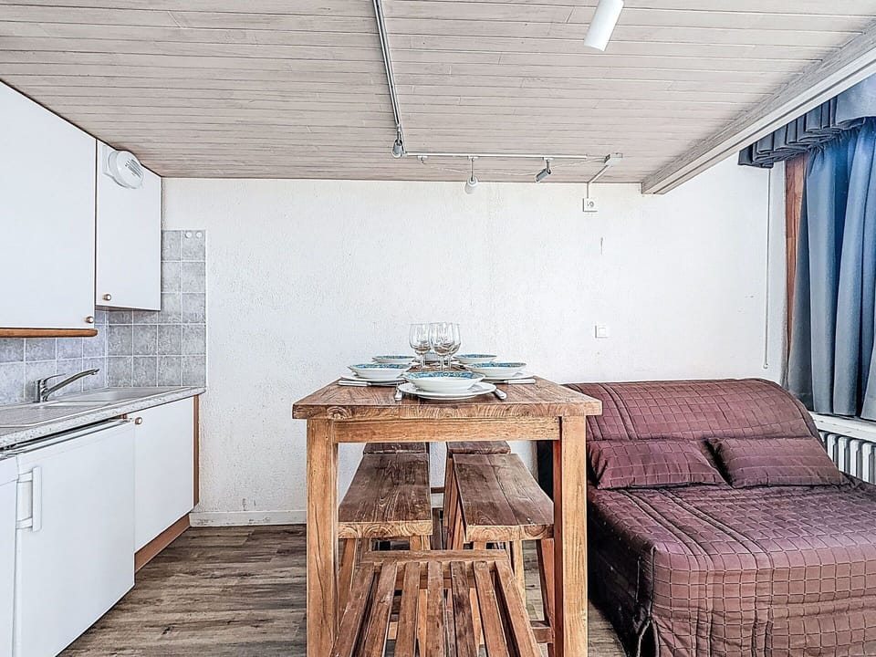 Wood, Furniture, Flooring, Ceiling, Floor, Interior Design, Room, Apartment, Hardwood, Wood Stain