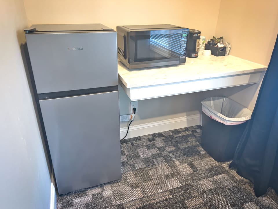 Deluxe Single Room | Laptop workspace, iron/ironing board, WiFi (free), bed sheets