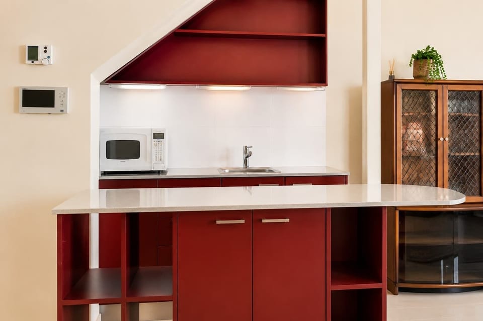 Downstairs kitchnette.