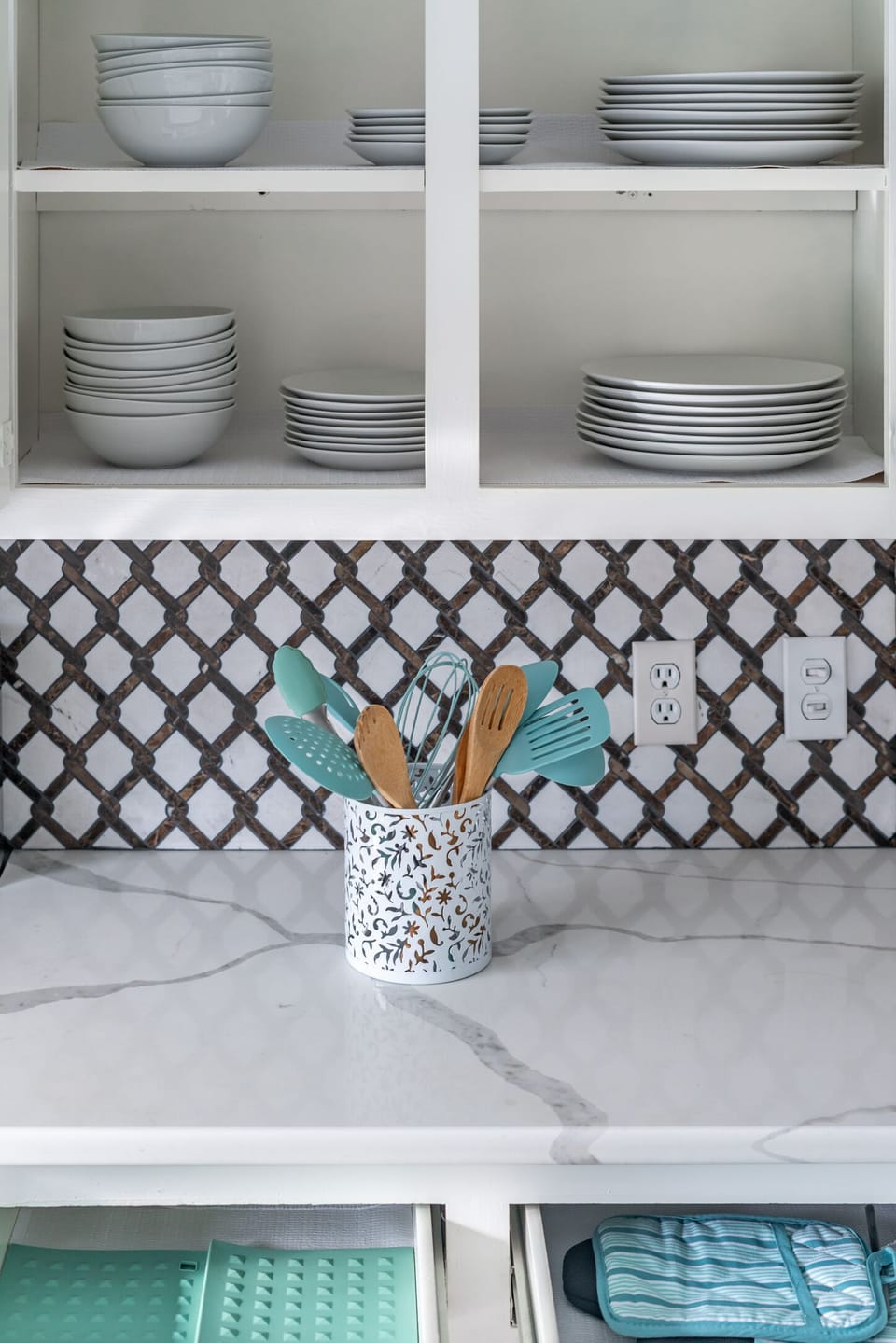 Enough plates and blows for large gathering 