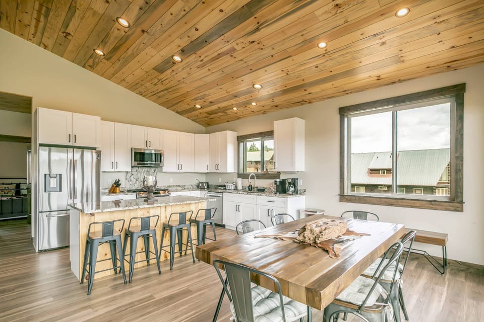 Well appointed kitchen and eat in bar, stainless steel appliances, gas range, as well as Keurig and carafe style coffe options.