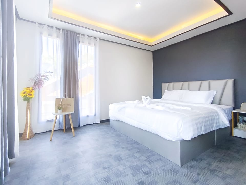 Deluxe with Mountain Room | Premium bedding, desk, free WiFi, bed sheets
