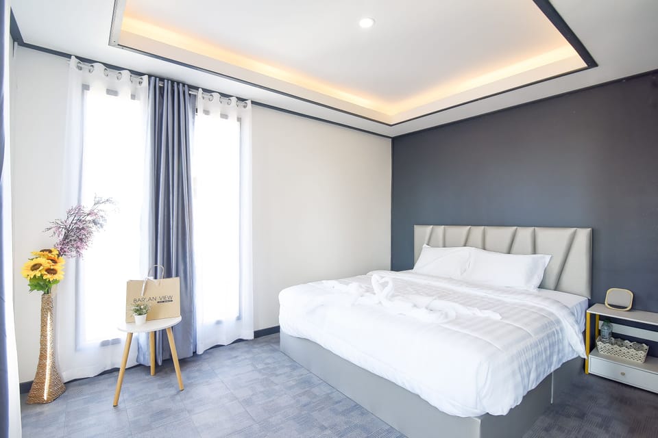 Deluxe with Mountain Room | Premium bedding, desk, free WiFi, bed sheets