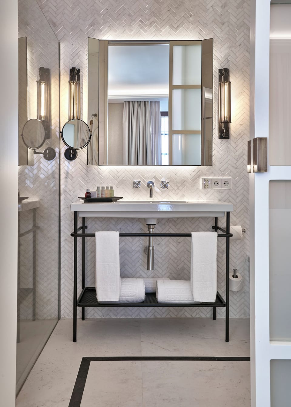 Rainfall showerhead, eco-friendly toiletries, hair dryer, towels
