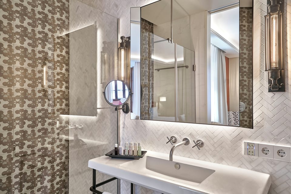Rainfall showerhead, eco-friendly toiletries, hair dryer, towels