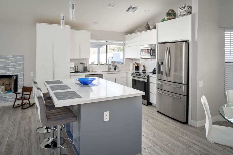 Have an informal meal at the sit up kitchen island.
