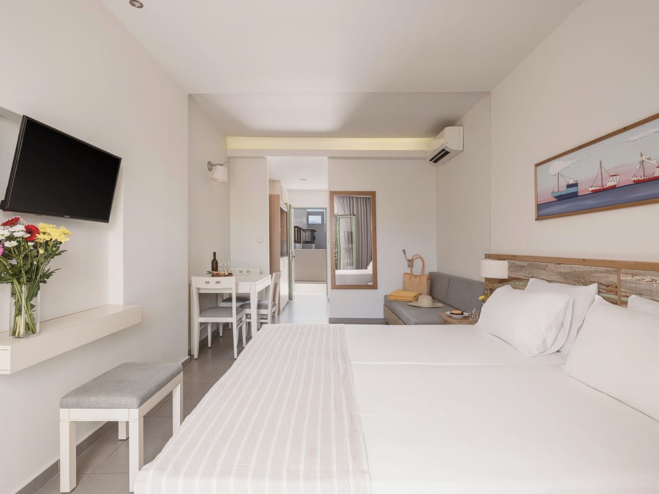 Standard Studio | In-room safe, desk, iron/ironing board (on request), WiFi (free)