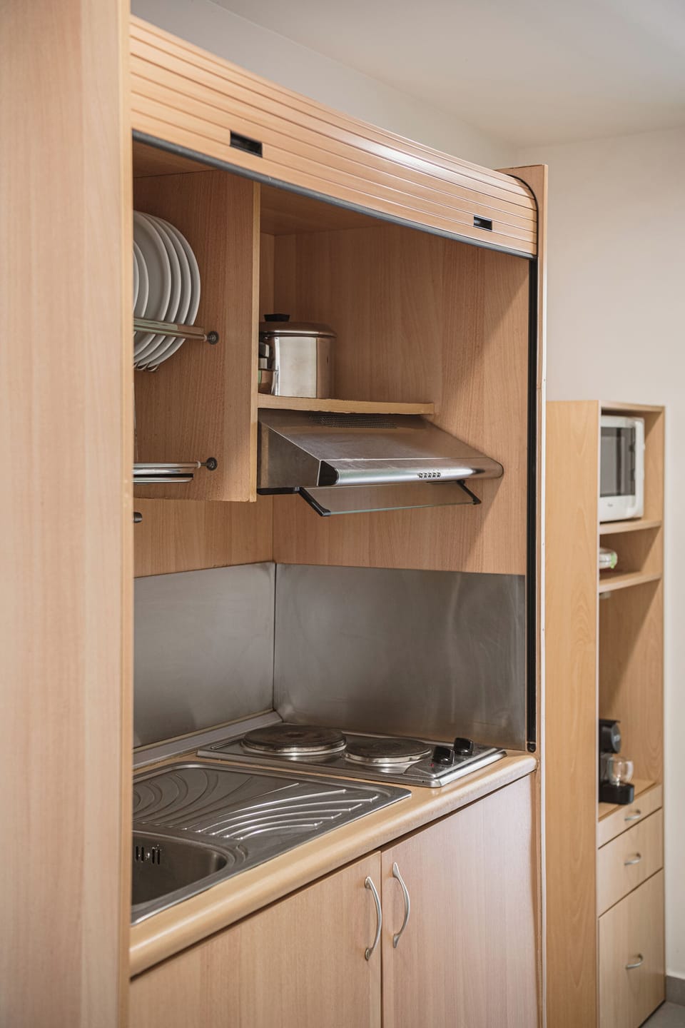 Coffee/tea maker, mini-fridge, stovetop, electric kettle