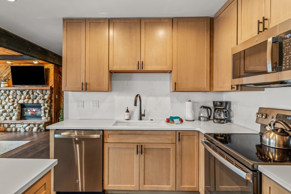 Condo, 3 Bedrooms | Private kitchen | Fridge, oven, coffee/tea maker, toaster