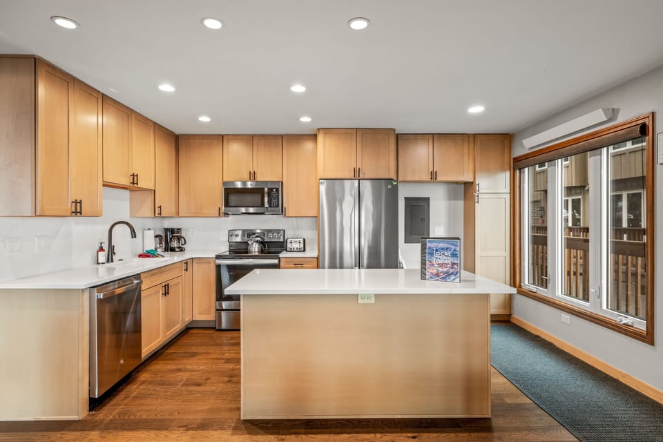 Condo, 3 Bedrooms | Private kitchen | Fridge, oven, coffee/tea maker, toaster