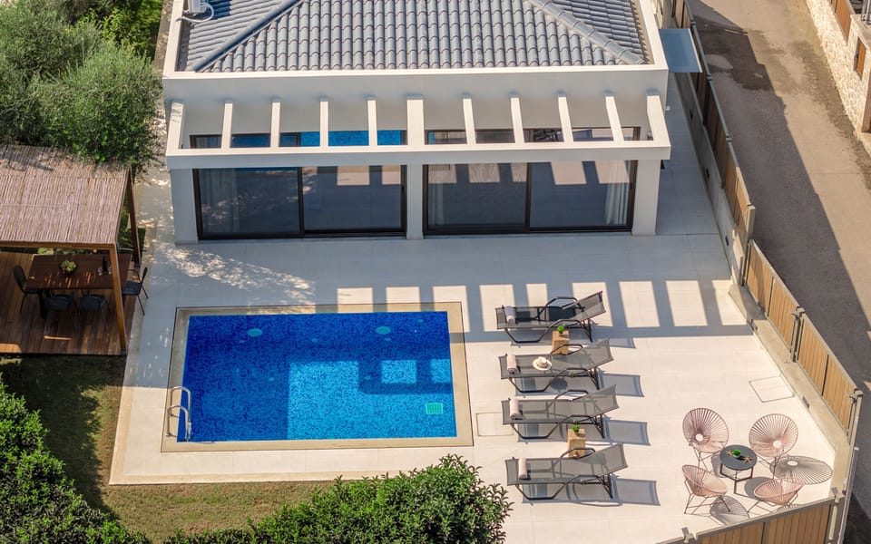 The villa is fully fenced and creates a private ambiance.