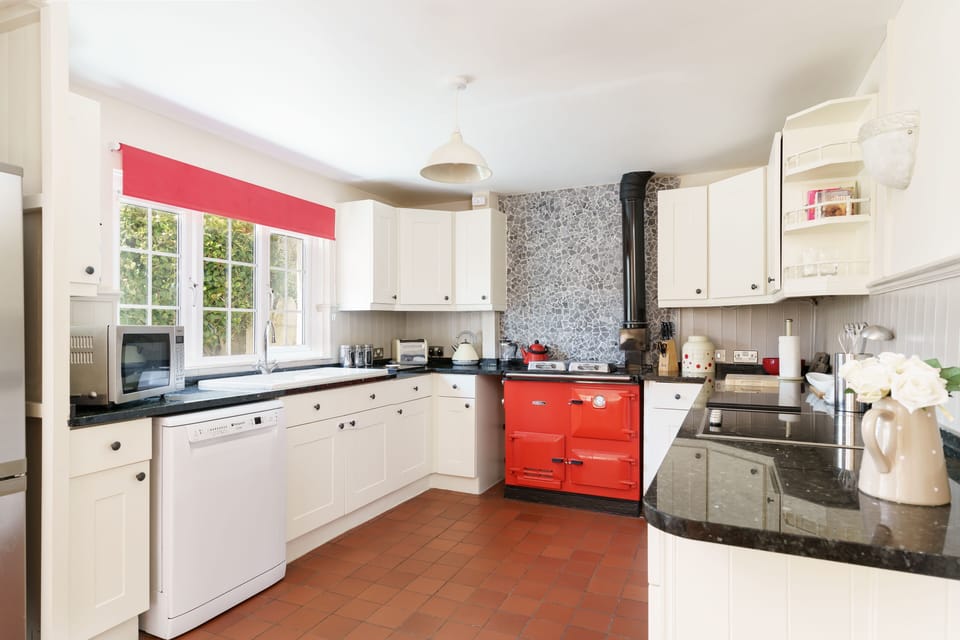Luxury House | Private kitchen | Fridge, microwave, oven, stovetop