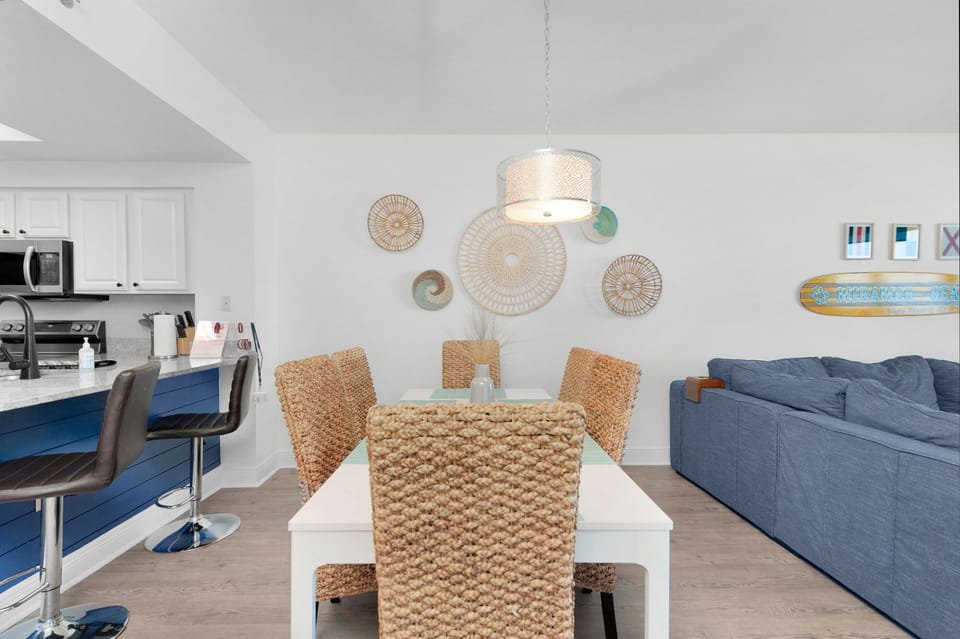 Dining area - perfect for 6 people