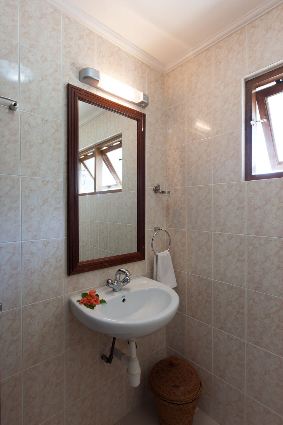 Shower, free toiletries, bathrobes, towels