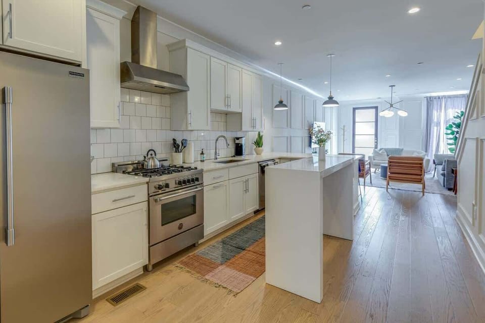 Discover a stunning gourmet kitchen, fully equipped with everything you need to prepare delicious meals and make the most of your stay.