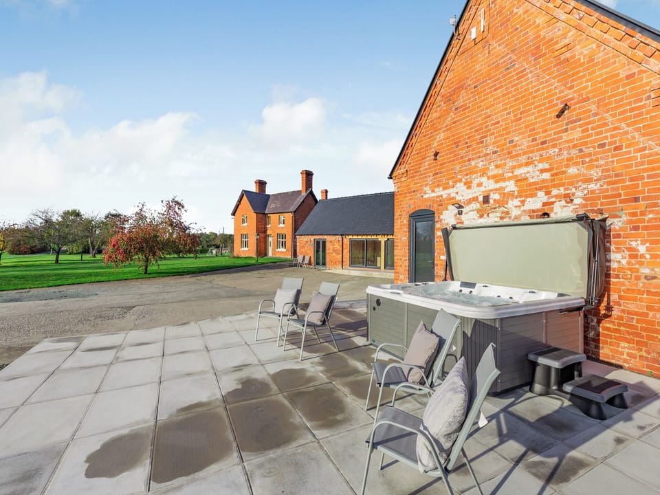 Hot tub | Buckley Farm, Barn 2 - Buckley Farm Barns, Oswestry