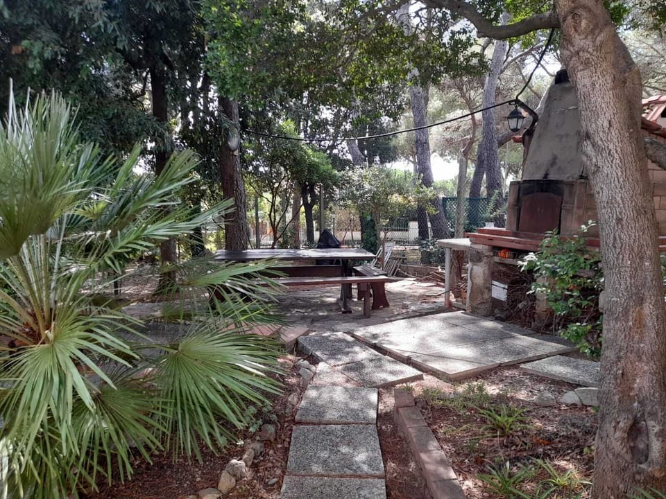 giardino con tavolo esterno