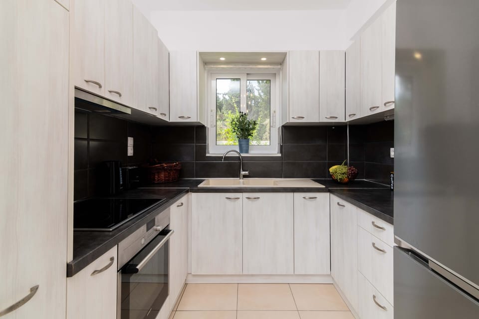 The bright & well-equipped kitchen is perfect for culinary gatherings.