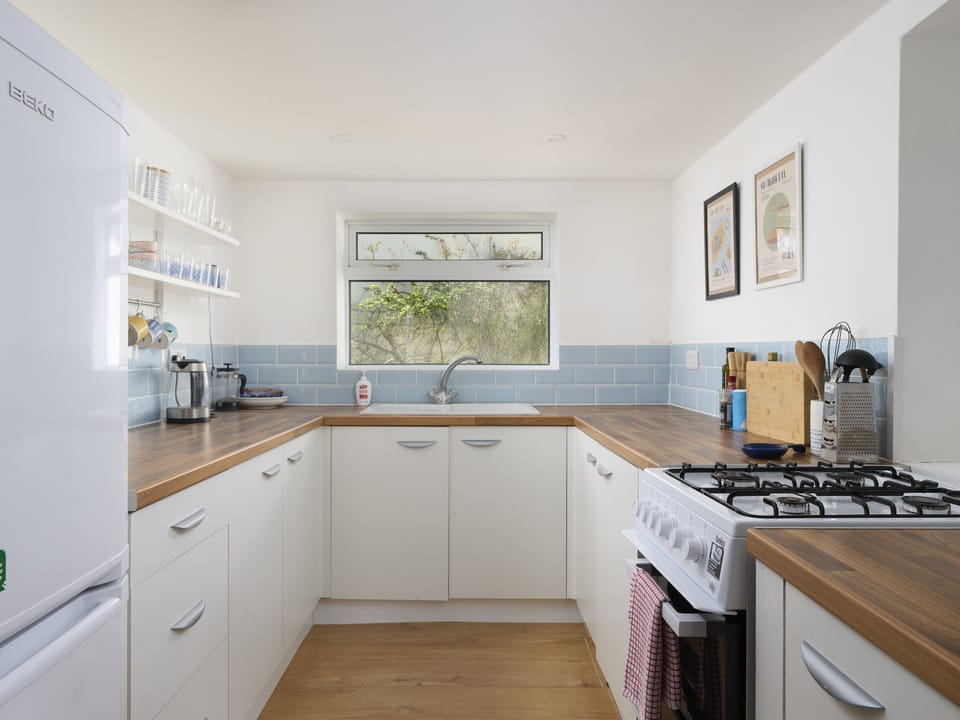 Cottage | Private kitchen | Fridge, microwave, electric kettle, toaster