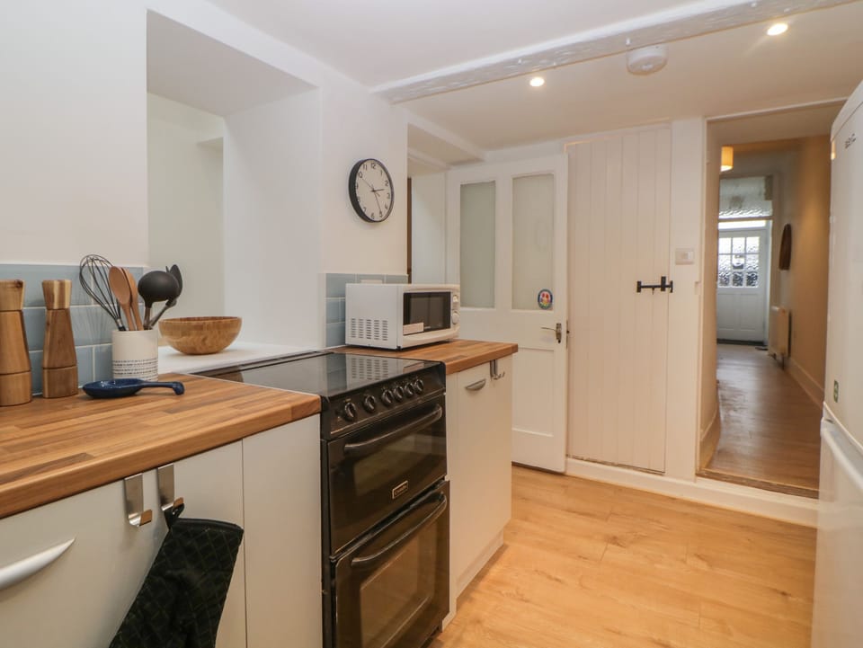 Cottage | Private kitchen | Fridge, microwave, electric kettle, toaster