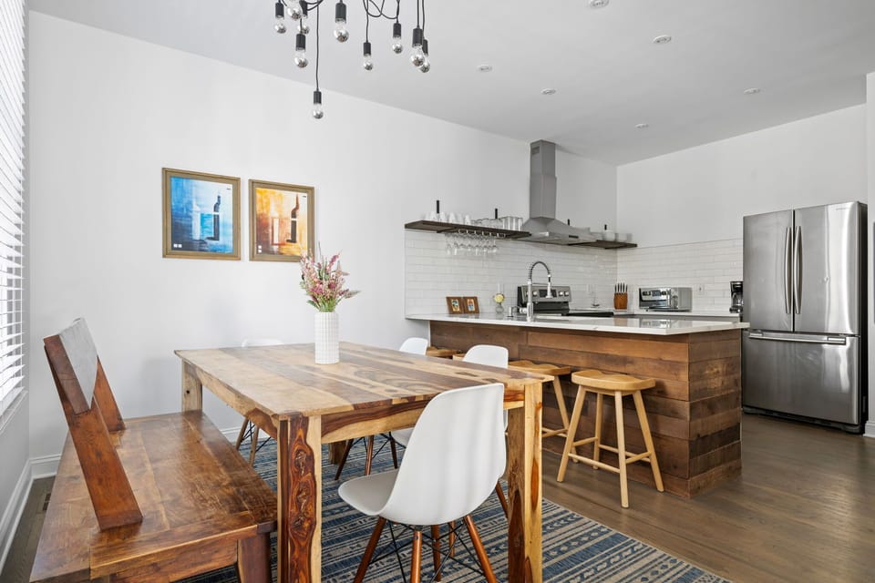 Open and modern living/dining concept!