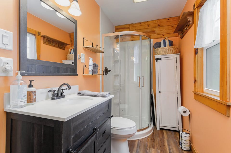 Acorn Cottage - Spacious Bath