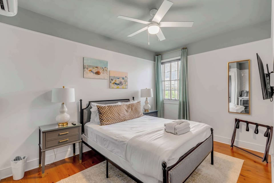 Bedroom #7: Queen bed with en suite Bath