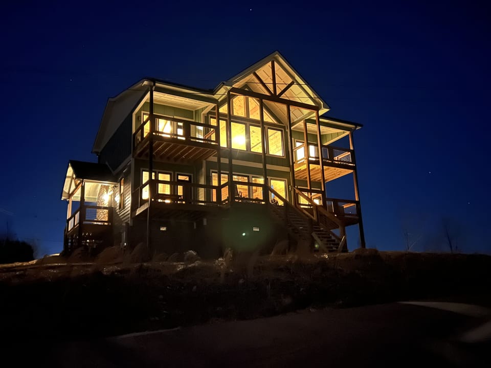 Beautiful mountaintop retreat just off Wiley Oakley 