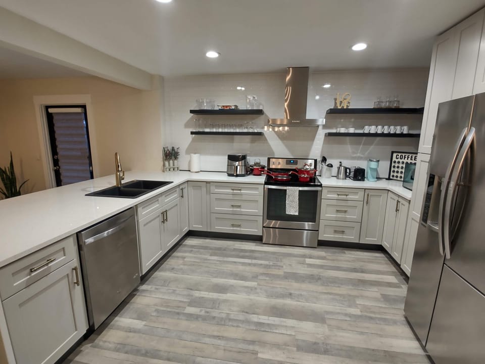 Very spacious kitchen with lots of storage