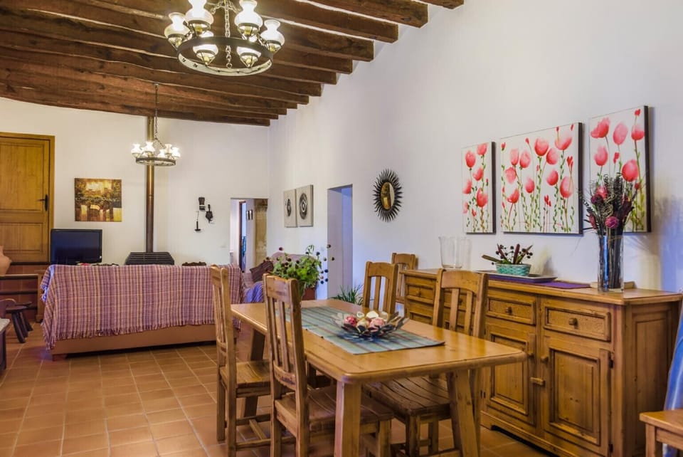 Villa with mountain views and private swimming pool for 6 in Pollensa