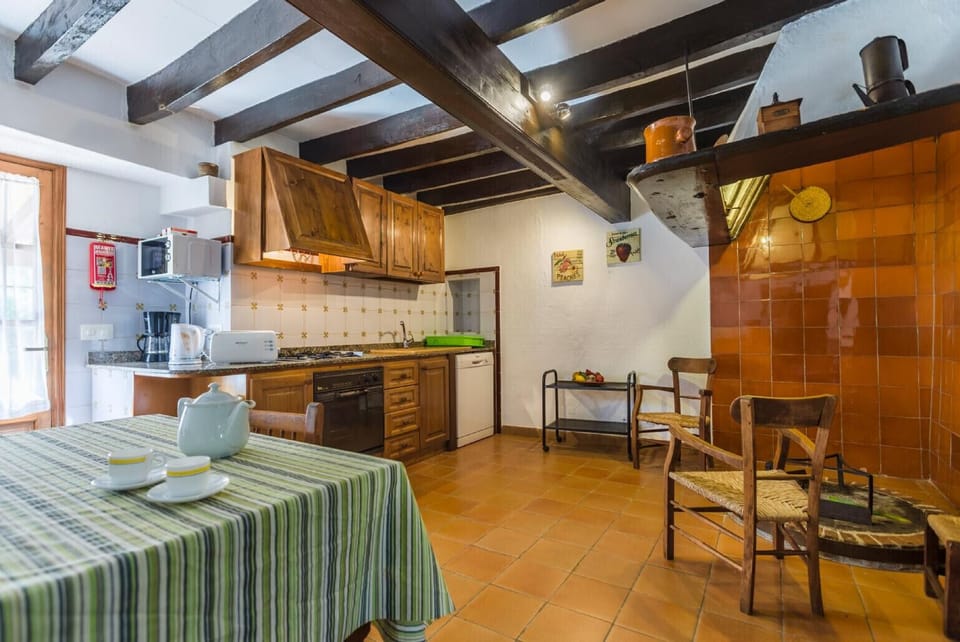 Villa with mountain views and private swimming pool for 6 in Pollensa