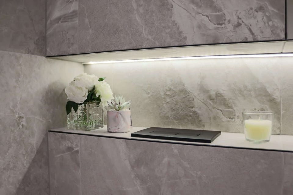 Combined shower/tub, free toiletries, hair dryer, towels