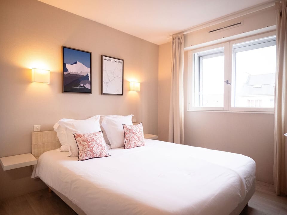 Comfort Room | Memory foam beds, desk, laptop workspace, free WiFi
