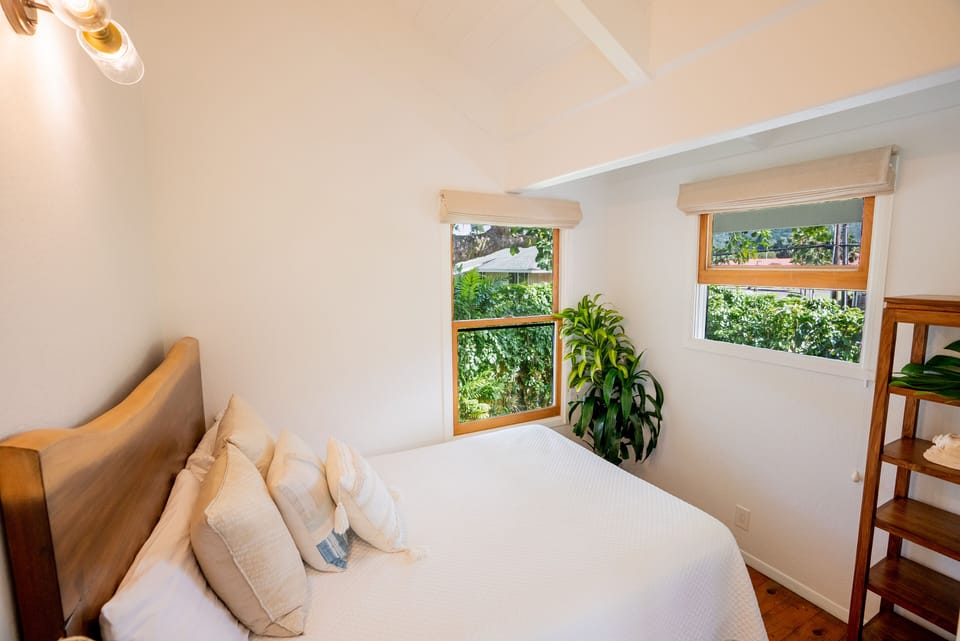 Upstairs 2nd bedroom with Queen size bed and amazing mountain & waterfall views