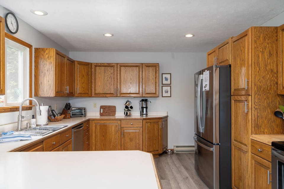 Lage well equipped kitchen
