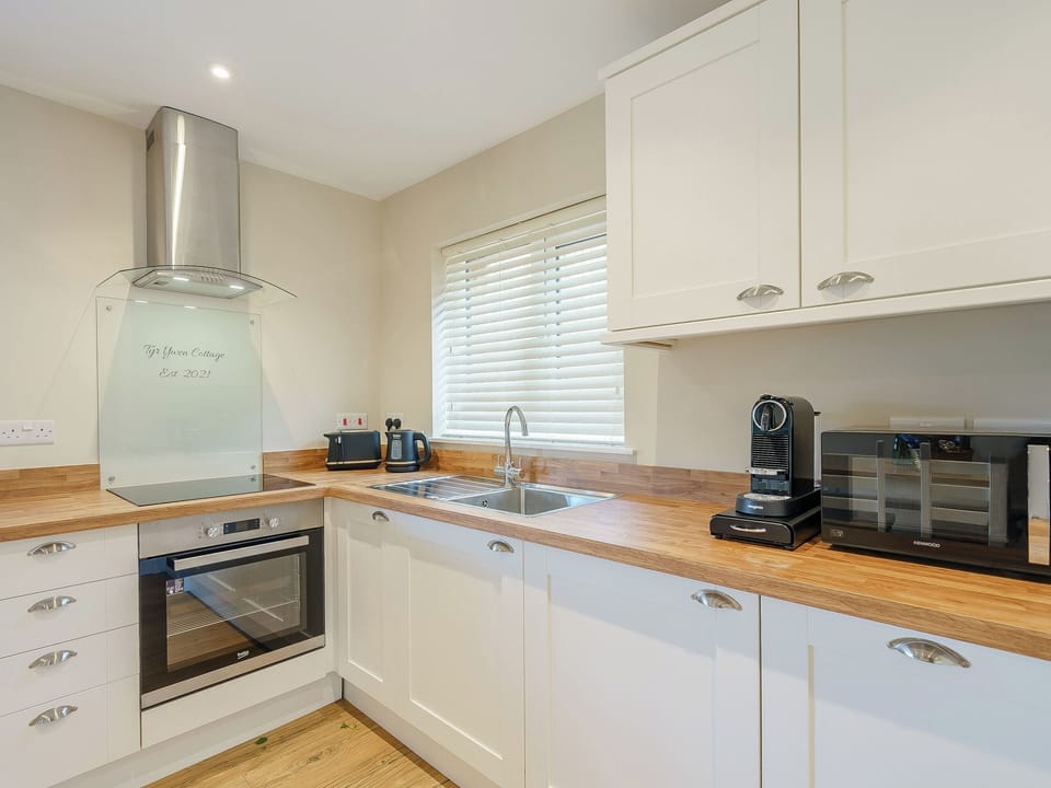 Open plan living space | Tyr Ywen Cottage, Llantilio Pertholey