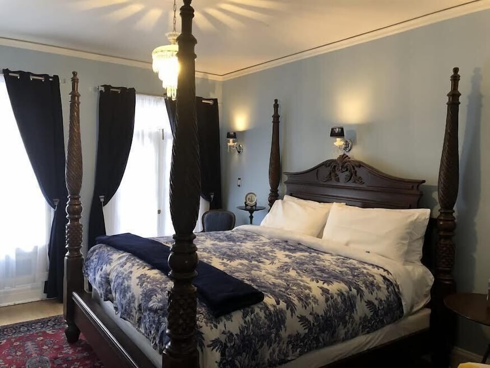Viola | Individually decorated, individually furnished, free WiFi, bed sheets
