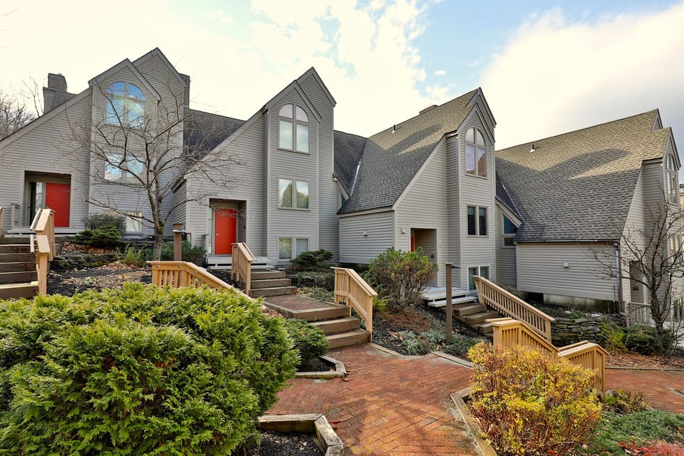 Well maintained walkways to each condo