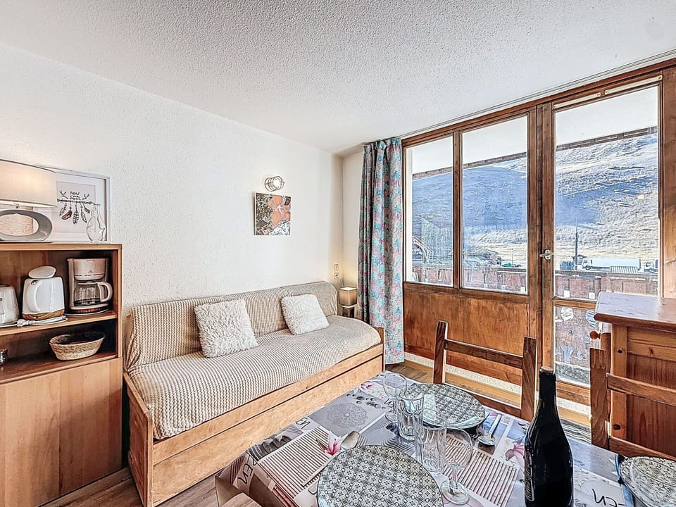 Apartment, Furniture, Room, Mountain Range, Ceiling, Glacial Landform, Alps, Hotel, Pillow, Bedroom