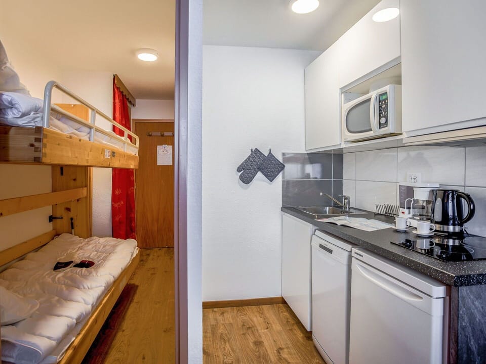 Cabinetry, Property, Gas Stove, Countertop, Kitchen Appliance, Kitchen Stove, Building, Cooktop, Interior Design, Wood