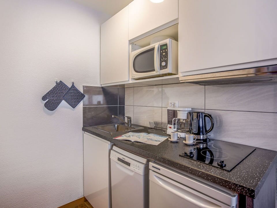 Countertop, Cabinetry, Property, Tap, Kitchen Appliance, Kitchen Sink, Kitchen, Kitchen Stove, Home Appliance, Sink