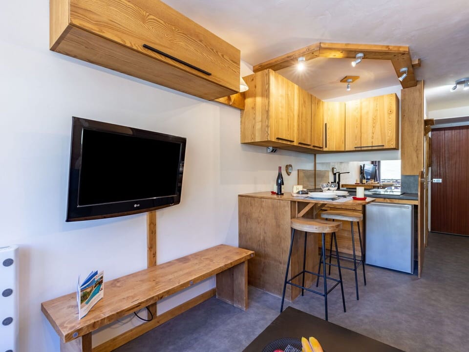 Table, Property, Furniture, Cabinetry, Couch, Wood, Countertop, Interior Design, Flooring, Floor