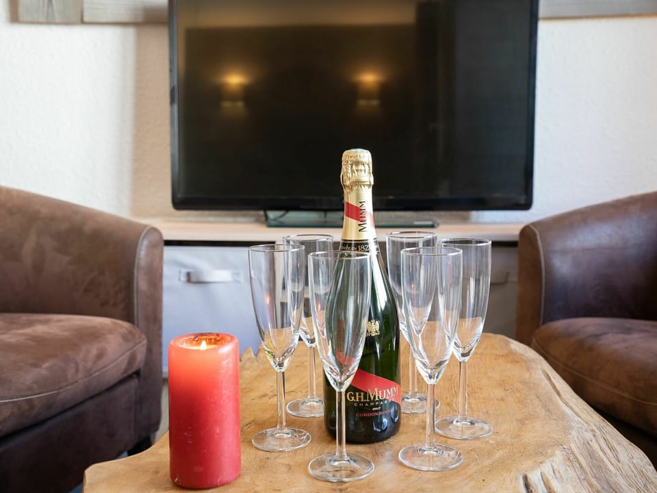 Table, Furniture, Property, Tableware, Couch, Drinkware, Television, Interior Design, Stemware